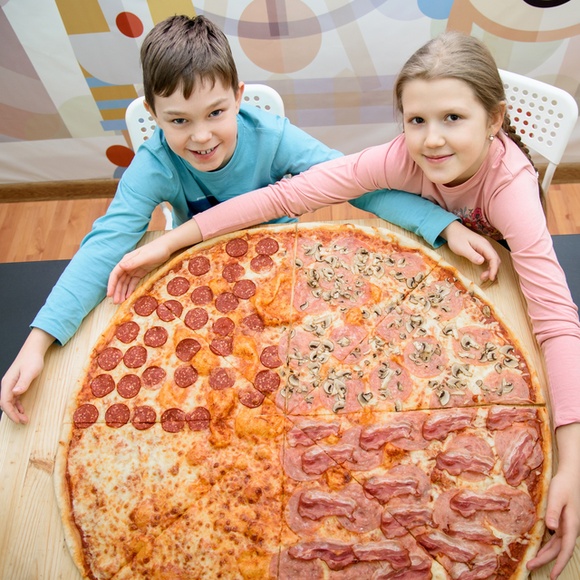 Сколько дней в хорошей пицце. Огромная пицца. Самый большой пицца. Самый большой размер пиццы. Громадная пицца.